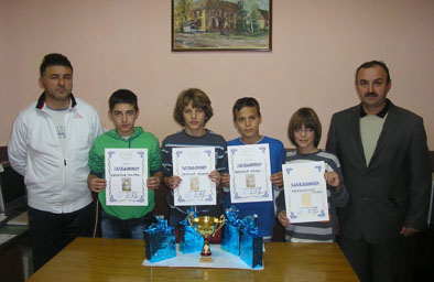 trener Buncic i sekretar MZ Kljajicevo Milojevic sa pionirima222